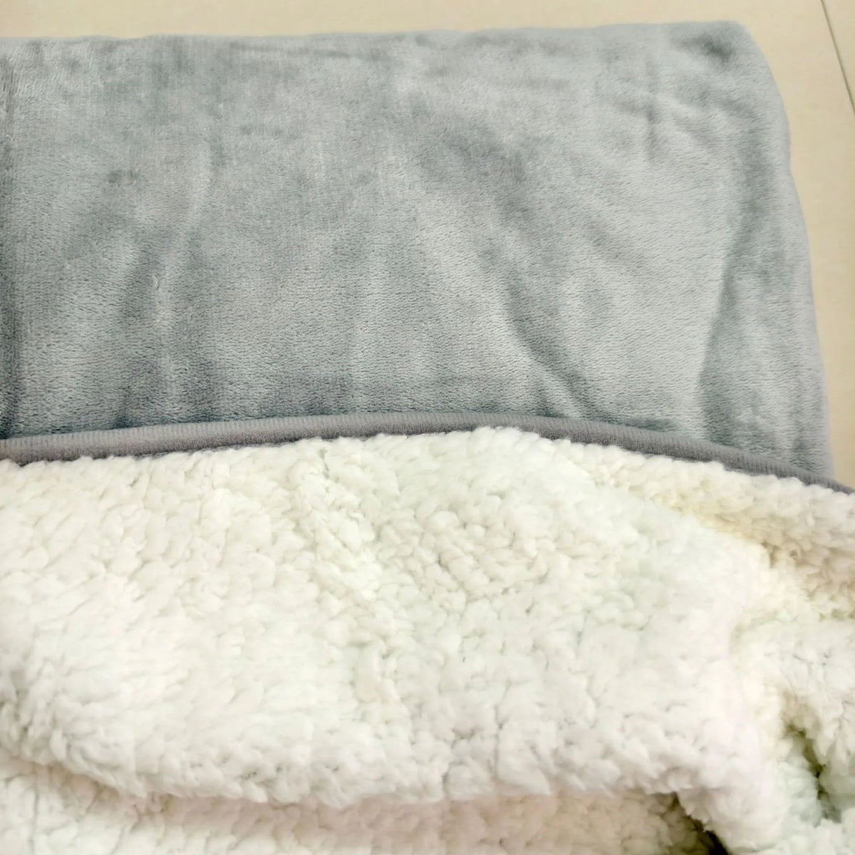 Waterproof Pet Blankets for Beds Soft Sherpa Fleece Dog Cat Blanket Double Side Flannel Warm Sofa Throw Blanket Pet Sleeping Mat